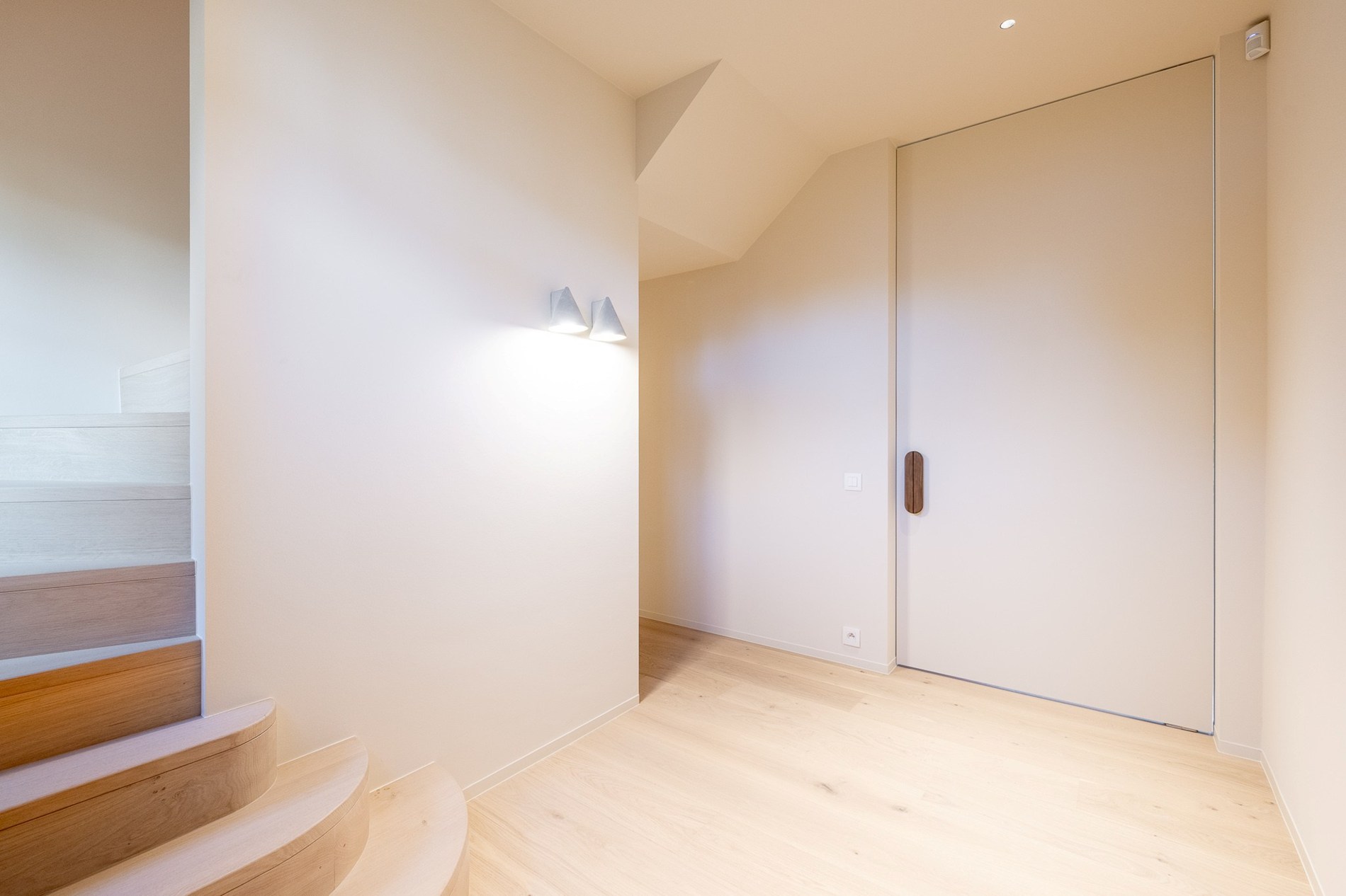 Luxueus gerenoveerde koppelvilla met zwembad in de Noordzeelaan te Knokke. 