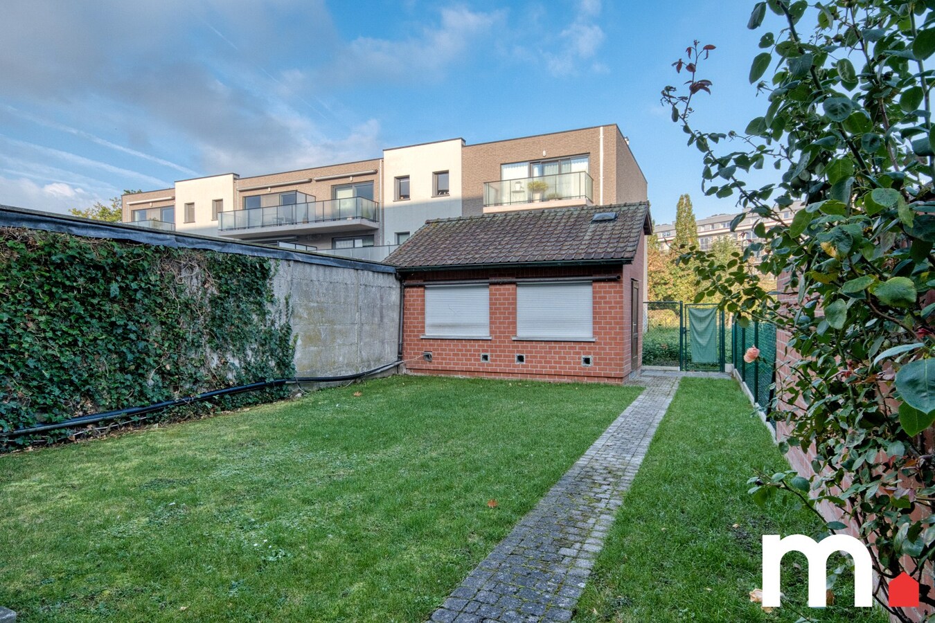 Centrum gelegen gezinswoning met praktijkmogelijkheid te Gullegem ! 