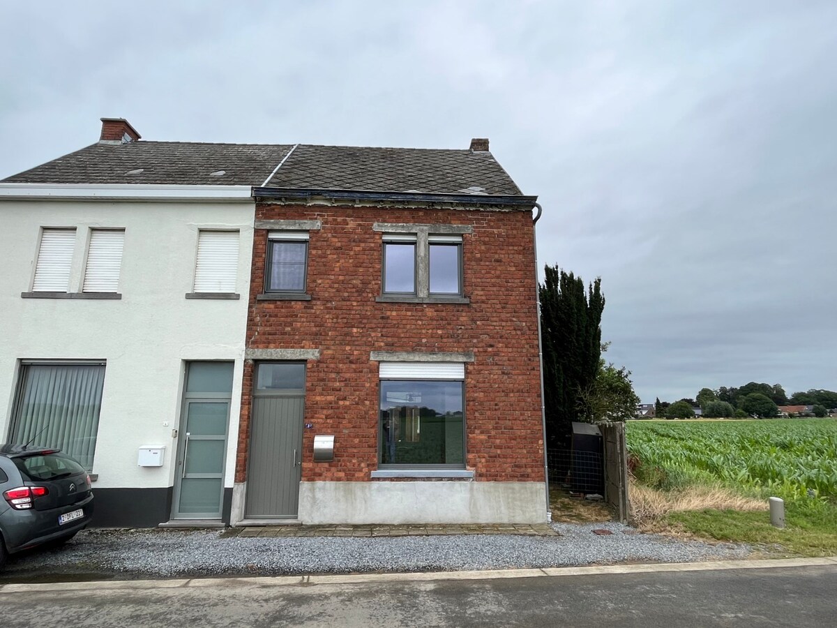 Knusse Half Open Bebouwing 