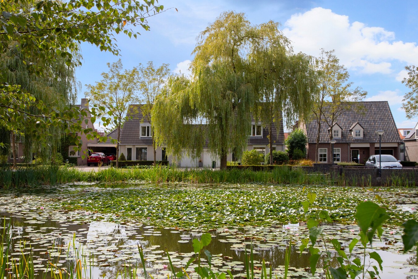 Degelijk gebouwde en perfect onderhouden vrijstaand-geschakelde gezinswoning aan ‘De Lovensbroek’. 