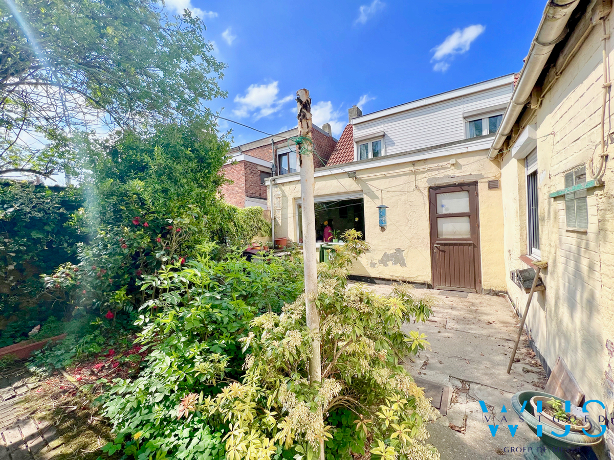 Te renoveren woonhuis op een zeer rustige ligging te Zelzate ! 