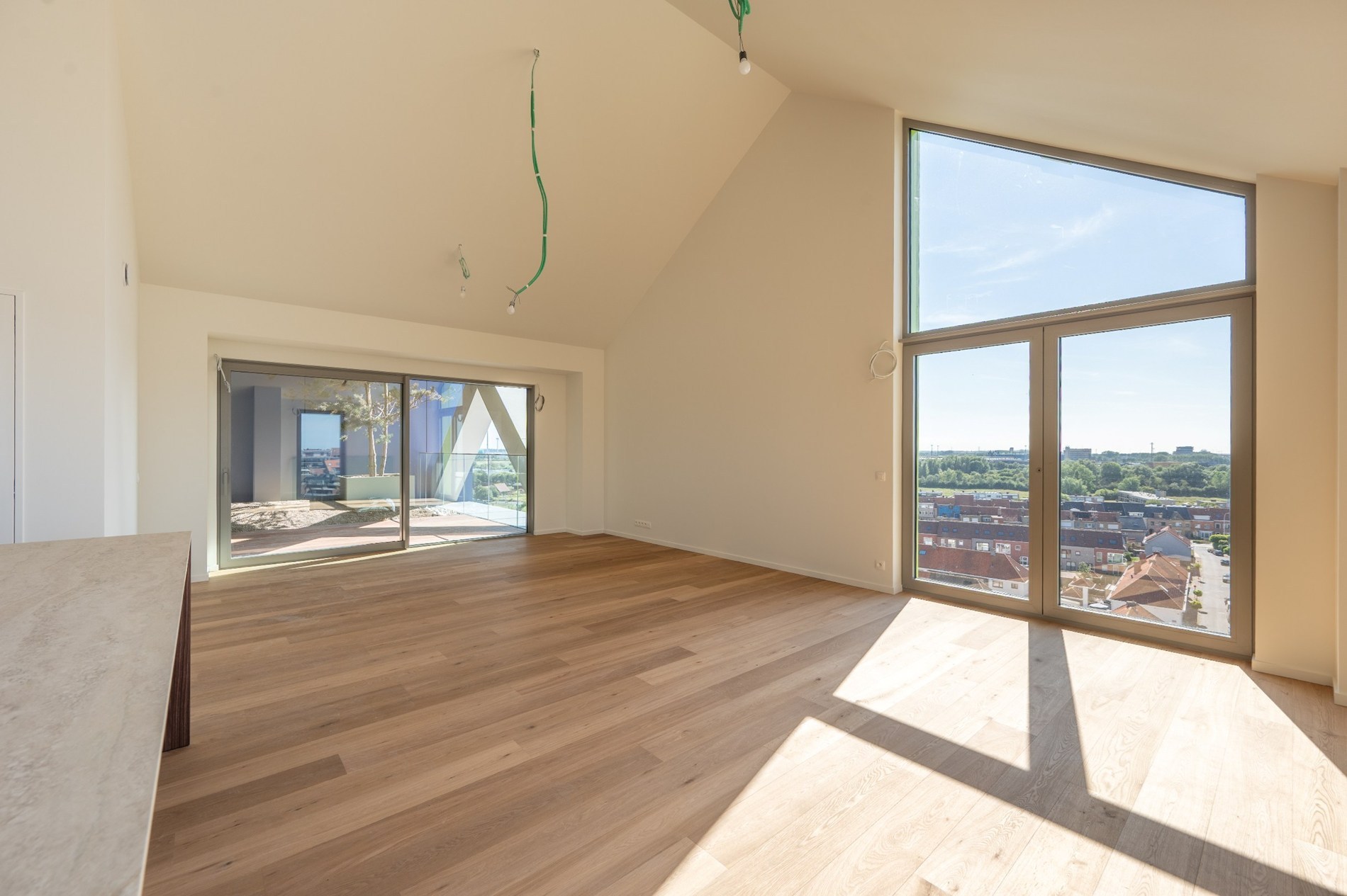 Journée portes ouvertes le dimanche 26/07 (entre 9h et 14h) à Maes et Boerenboomplein à Heist : Appartement de 3 chambres idéalement situé au Res. Hoost avec une grande terrasse orientée plein sud. 
