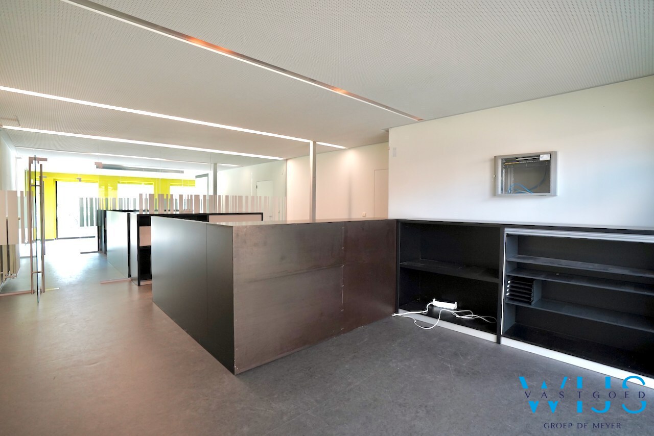 Ruim handelspand in de hoofdstraat van Ertvelde ! 