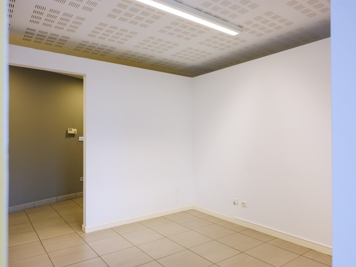 Nabij station gelegen kantoor, met goede visibiliteit op belangrijk kruispunt 