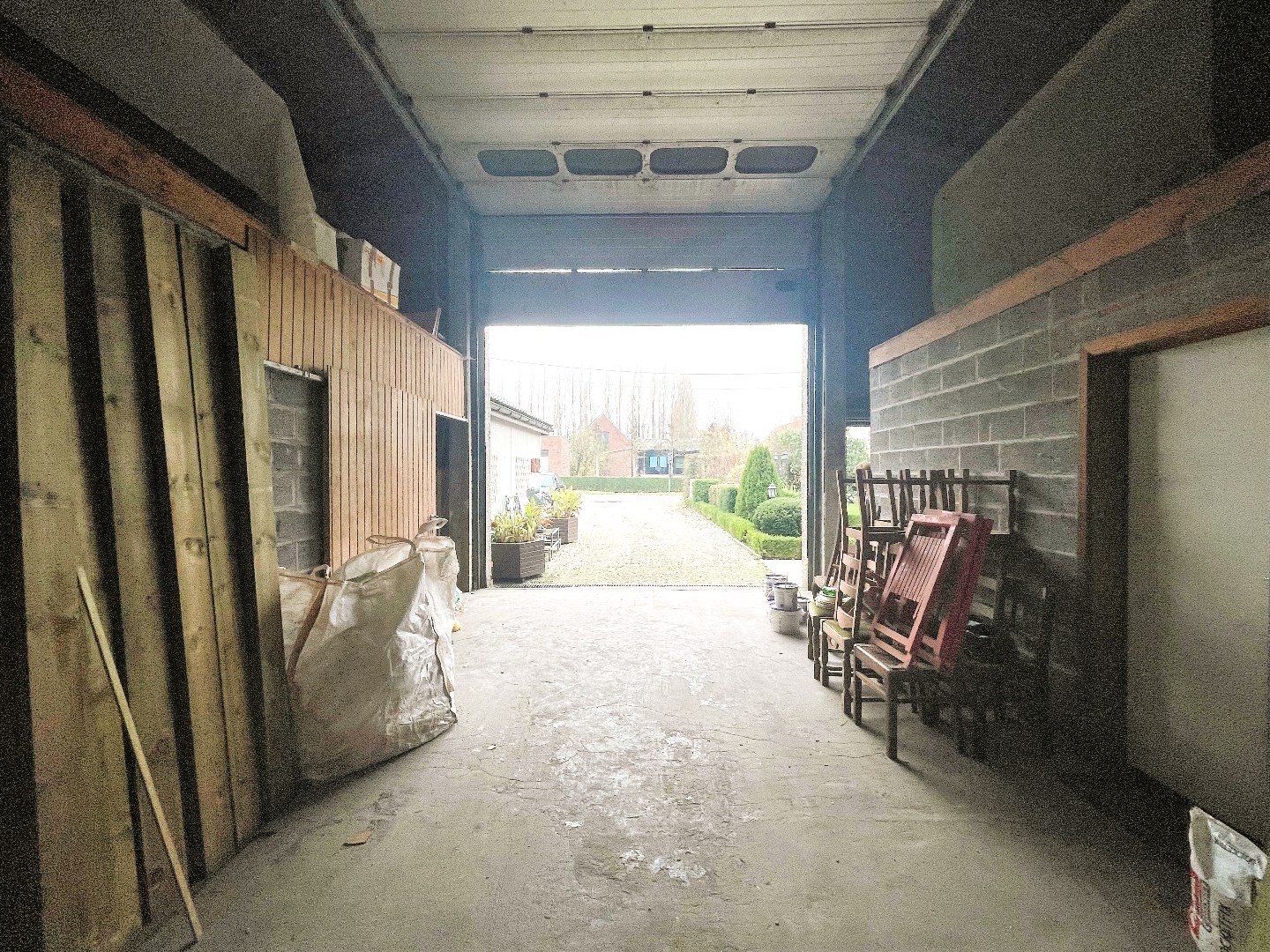 Woning met ruim magazijn op 2266 m² 