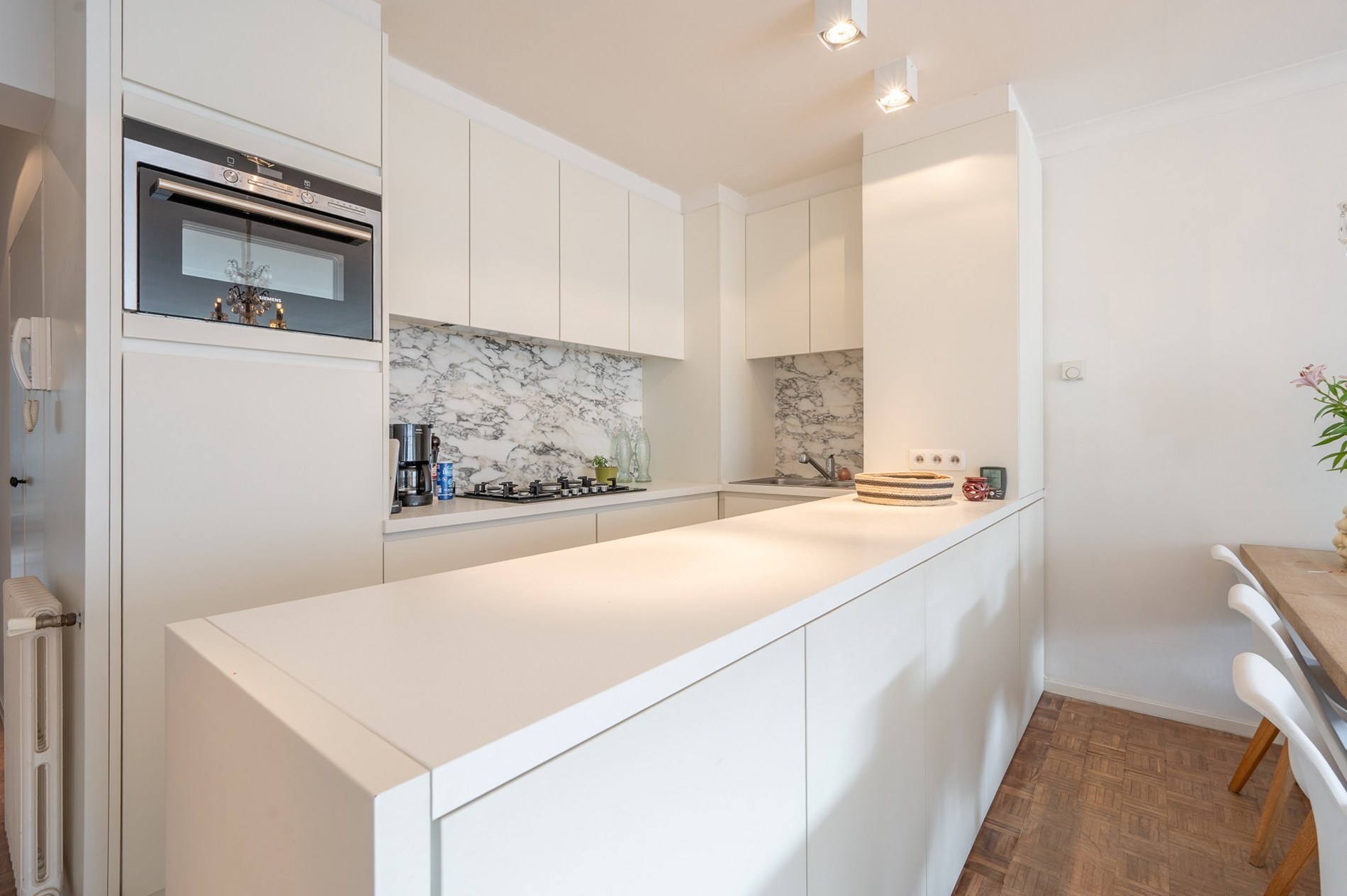 Appartement confortable avec terrasse ensoleillée et vue partielle sur la mer dans un emplacement de premier choix. 