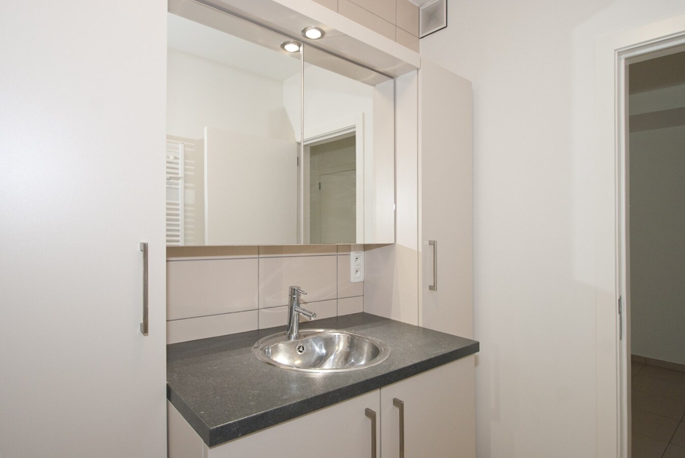 Instapklaar appartement - 2 slpks - lift - 2 terrassen - parking 