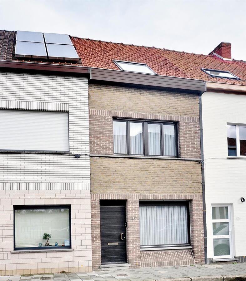 Dé ideale stadswoning. Gelegen in brede, doodlopende straat nabij UZ. 