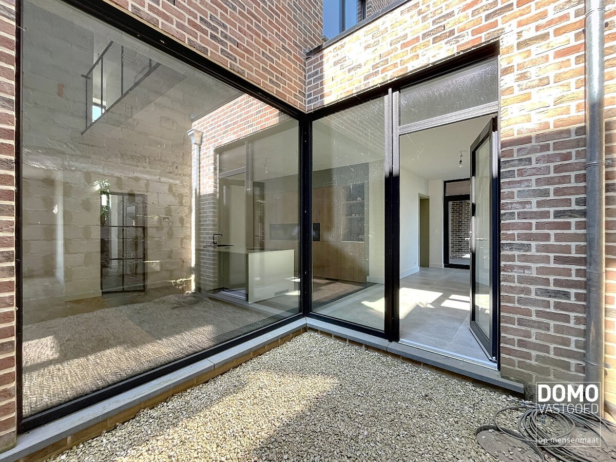 PRACHTIG GERENOVEERDE, LICHTRIJKE WONING MET 3 SLAAPKAMERS, 2 BADKAMERS, EEN ZONNIGE TUIN EN 2 PARKEERPLAATSEN TE GINGELOM (MIELEN-BOVEN-AALST) 