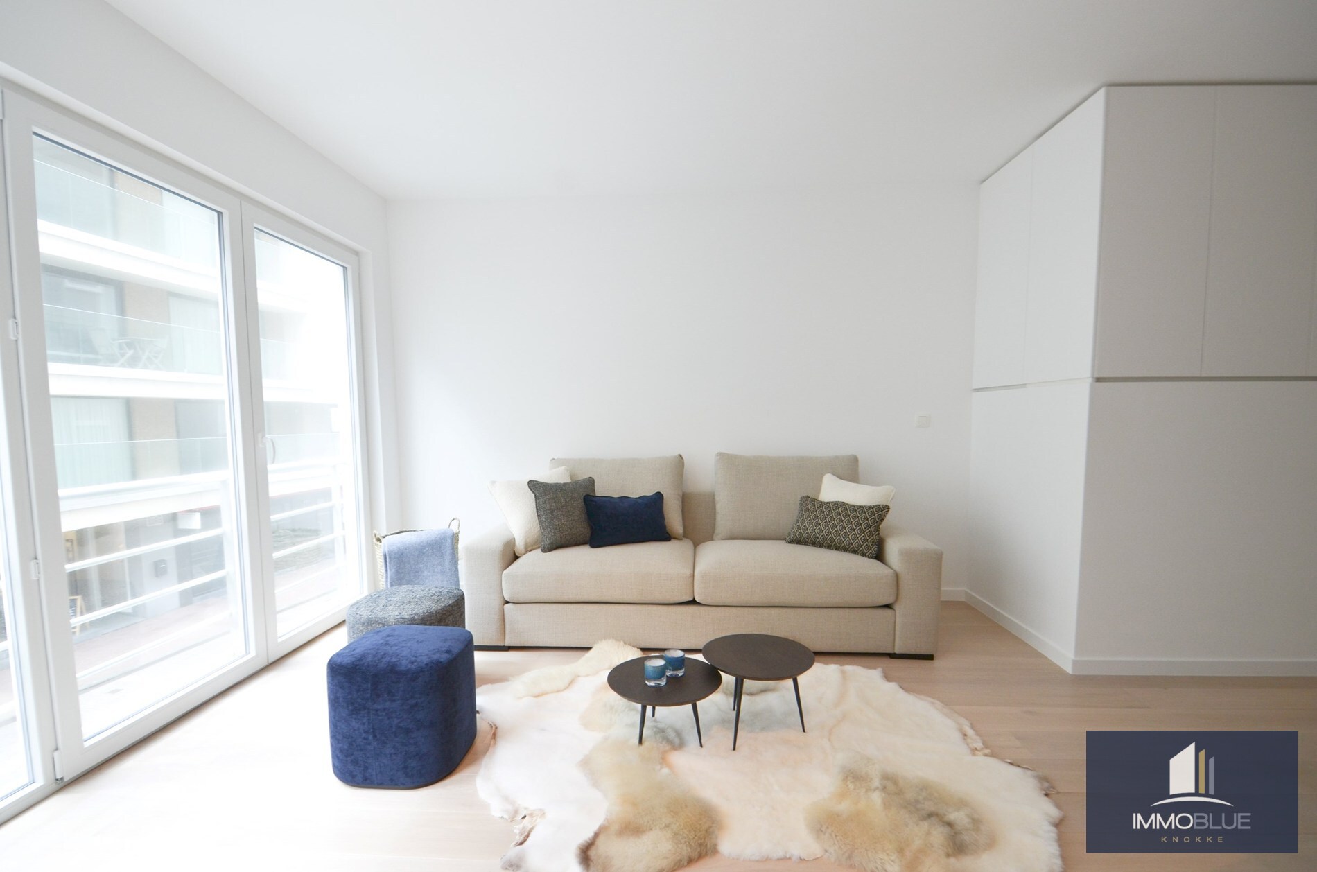 Appartement intemporel, récemment entièrement rénové, avec vue latérale sur la mer, situé au Zoute. 