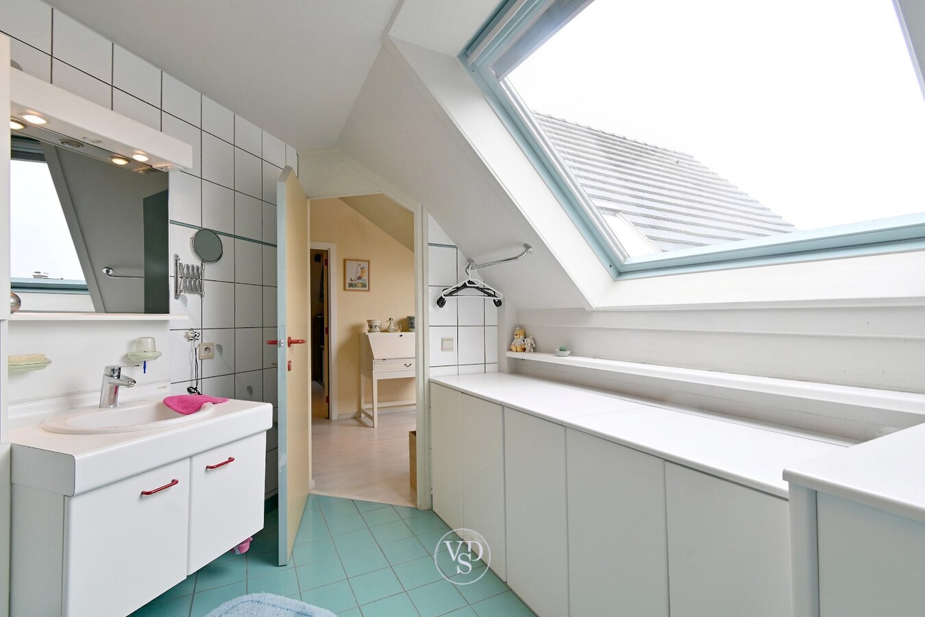Ruim handelspand met penthouse in villastijl 