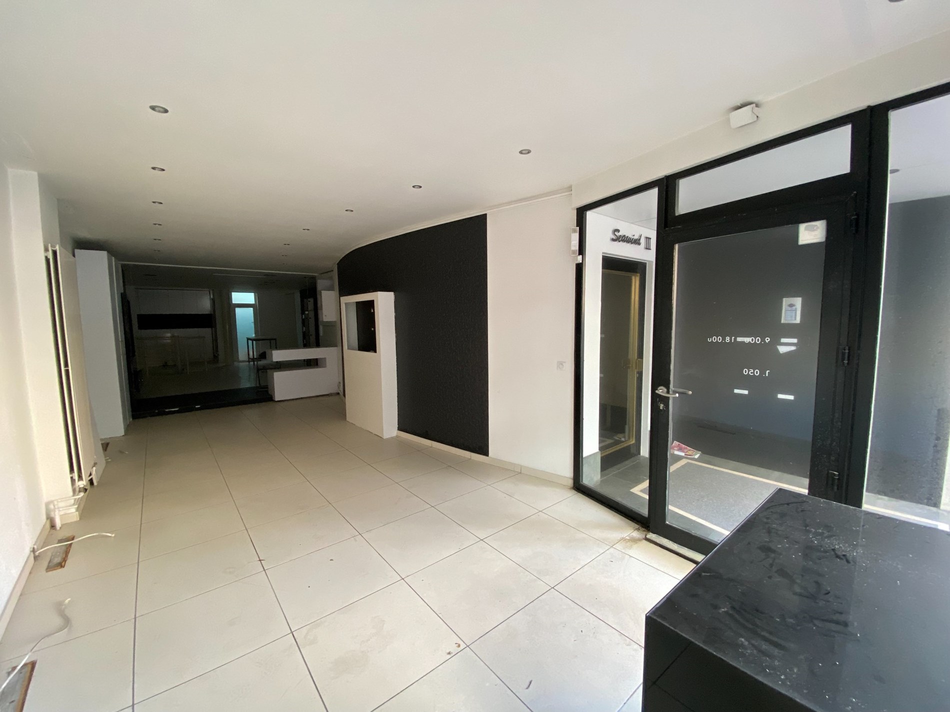 Local commercial à louer dans un emplacement UNIQUE à quelques mètres de la plage au niveau de la place du PHARE. 