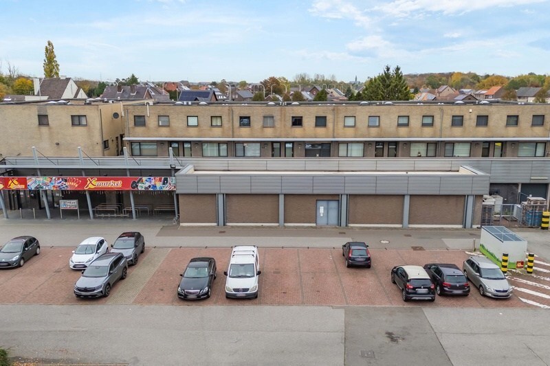 Rijksweg: Commercieel goed gelegen handelspand (ca 1.100 m²) met private parking (60 pl.) en gem. parking (72 pl). 