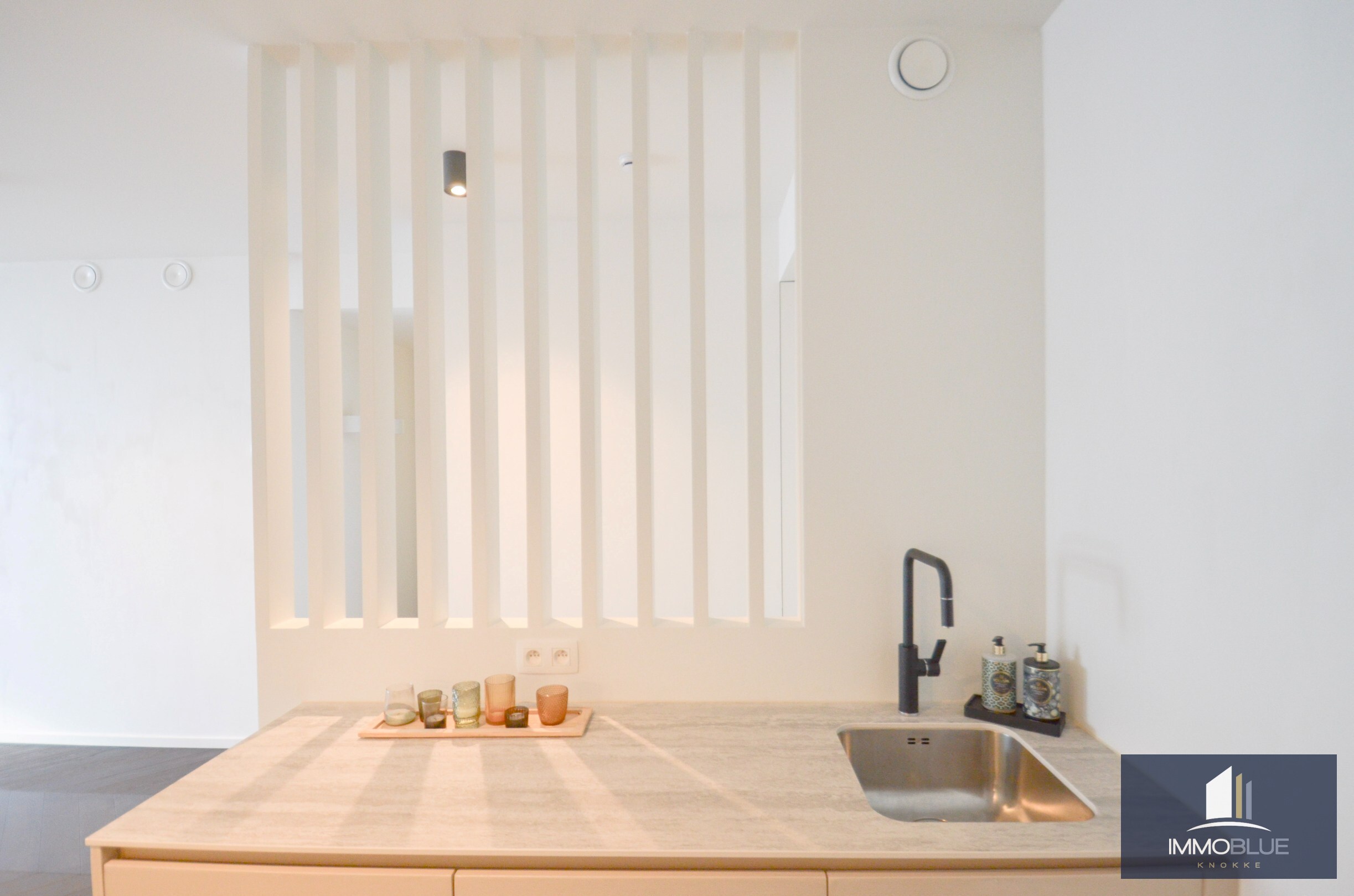 Stijlvol appartement met een ruim zonnig terras gelegen in The Tower. 