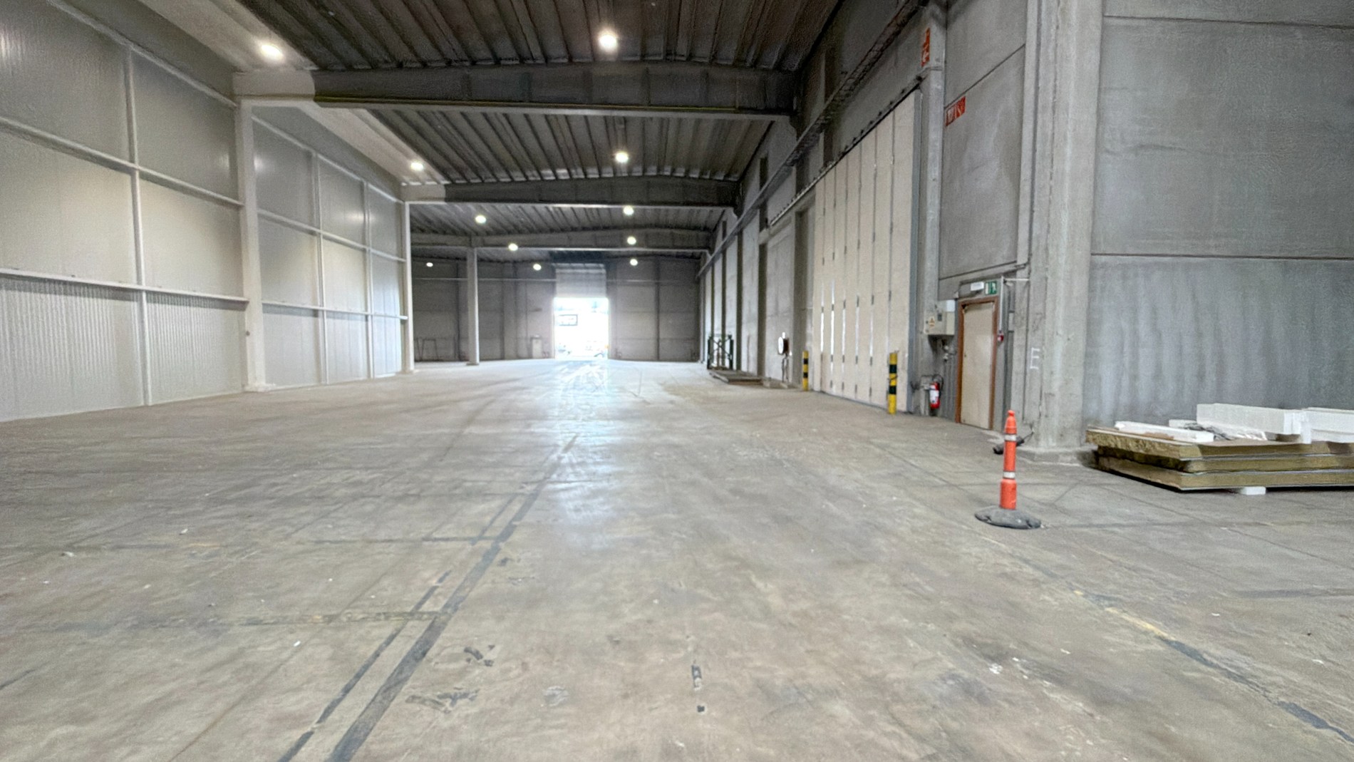 Magazijn met laadkade en nieuwbouw kantoren in haven Antwerpen