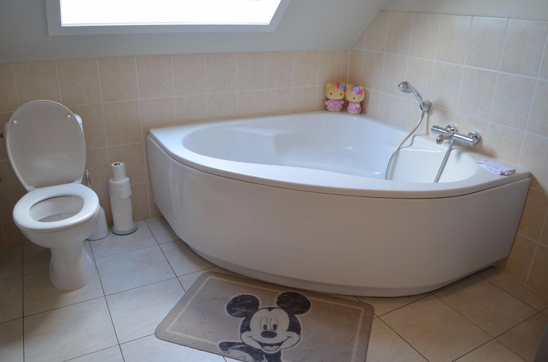 Recente gezinswoning met 3 slpks, garage en tuin rustig gelegen te Adegem 