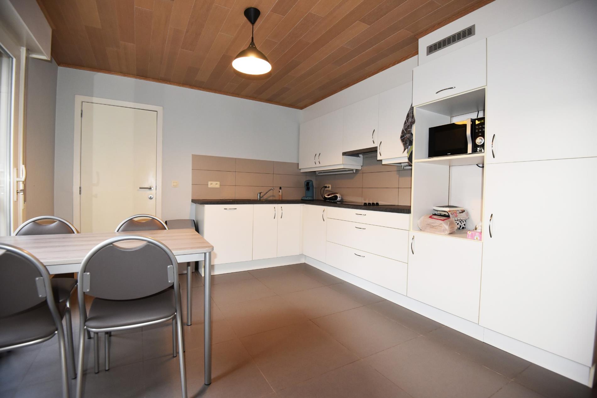 Gerenoveerde woning met 3 slpks, voortuin, terras en garage te Maldegem 