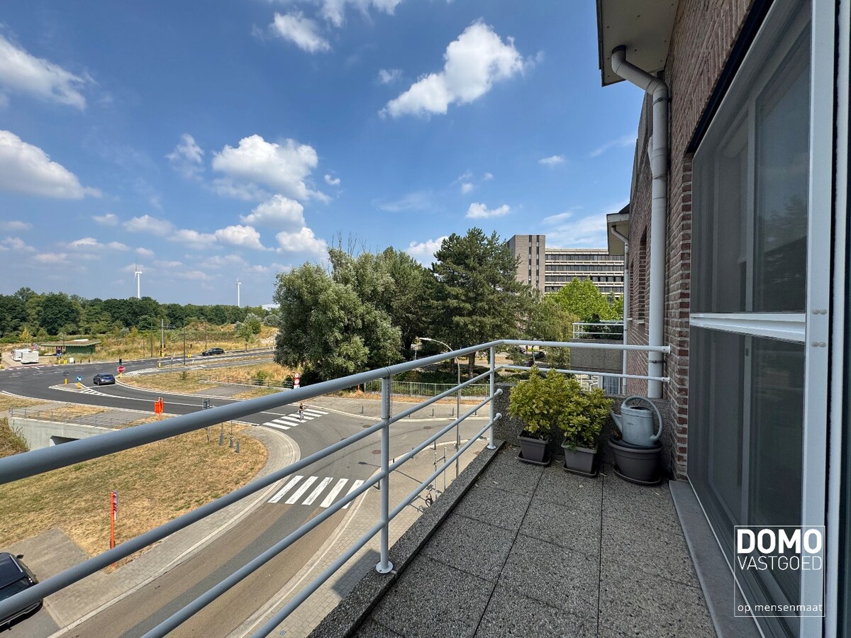 Ruim appartement van 121 m² met drie slaapkamers, twee terrassen en privatieve garagebox op toplocatie in Hasselt 
