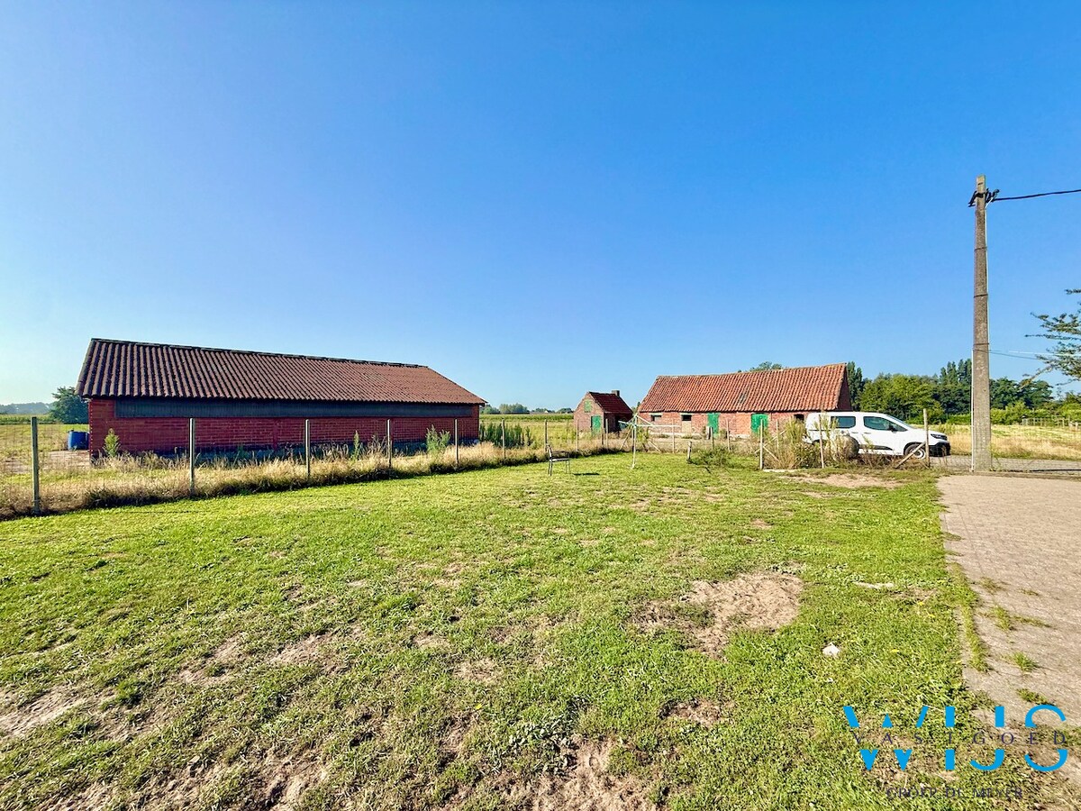 Op te frissen bungalow met 36.274m² grond te Oosteeklo ! 