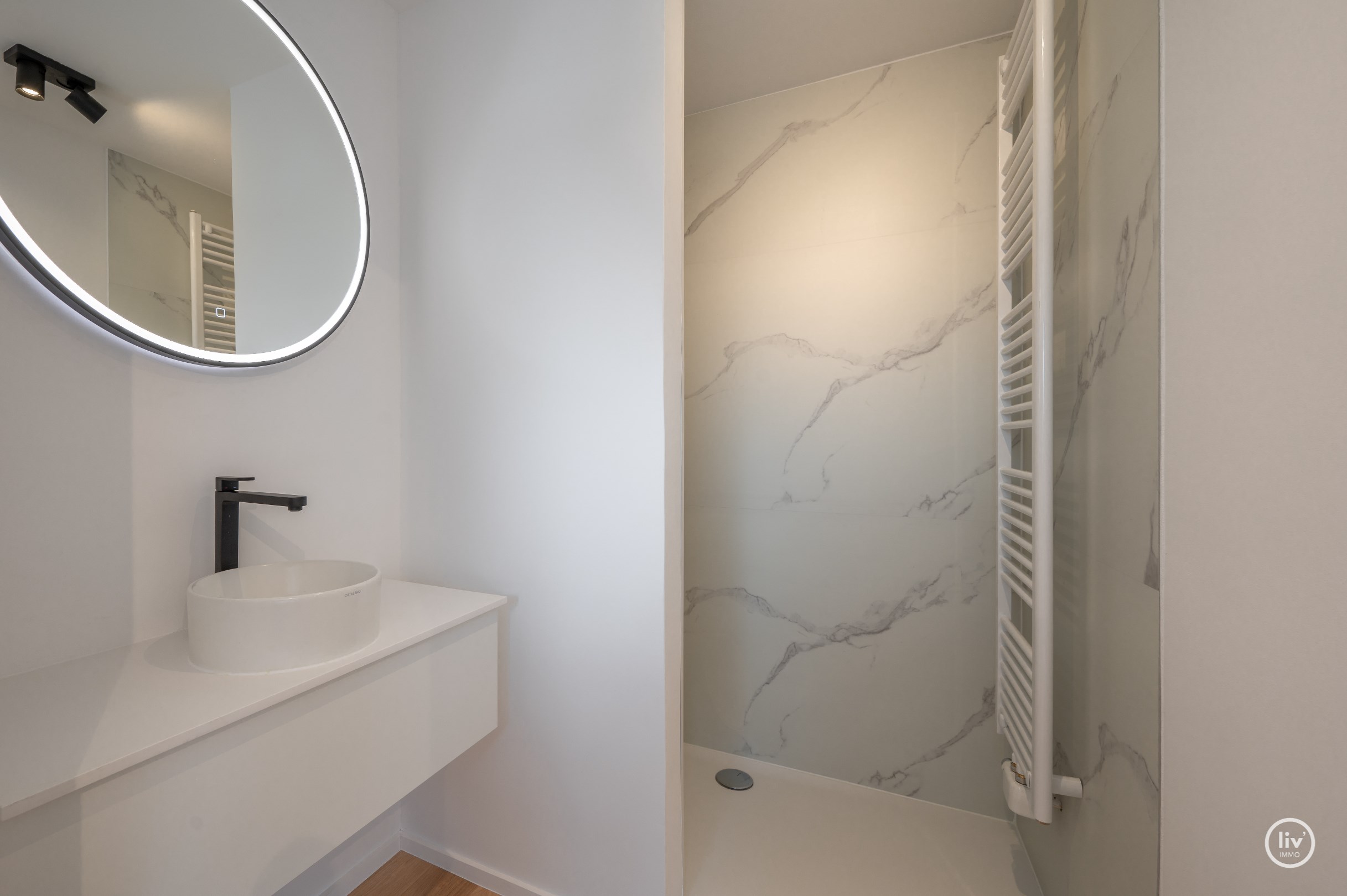 Un appartement en duplex rénové unique avec une magnifique terrasse ensoleillée offrant une vue dégagée situé sur la Kustlaan au cœur du Zoute. 