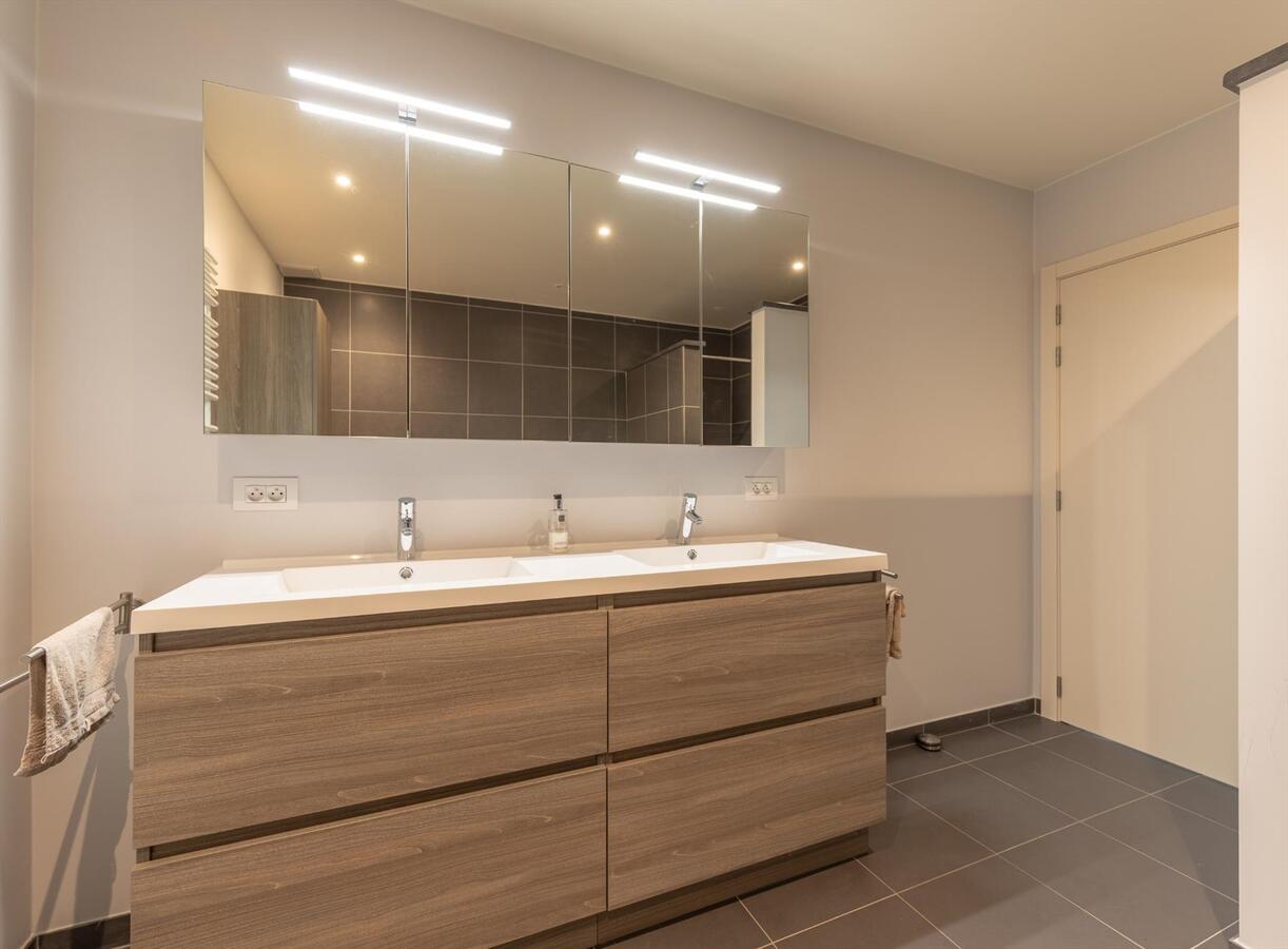 Zeer ruime woning met bijzonder veel licht én luxe  !    IDEAAL VOOR GROOT GEZIN !! 