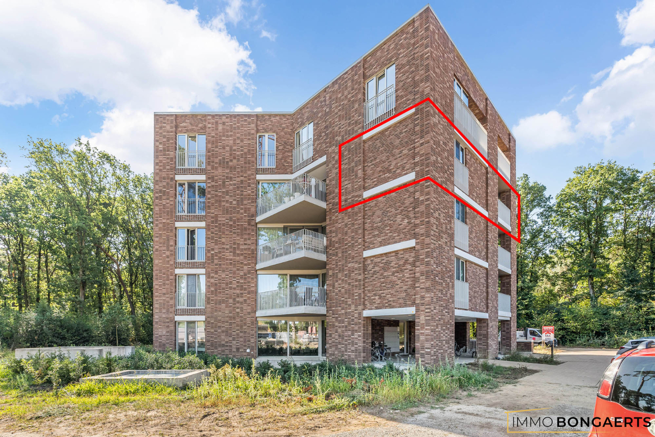 Recent modern appartement met kelder en parkeergarage 