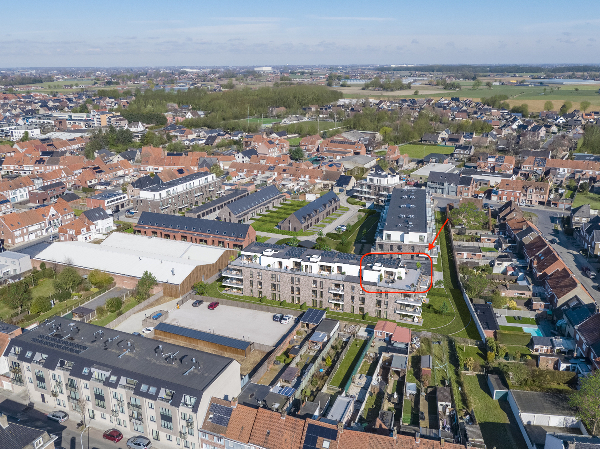 Penthouse (98 m2) te koop in Emelgem met een leefterras van 113 m2. 