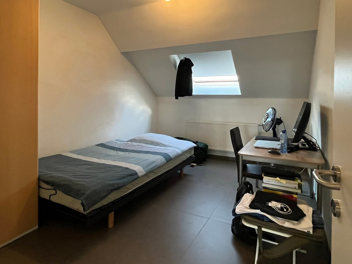 Gerieflijk appartement met 2 slaapkamers in Maasmechelen, gerenoveerd in 2012, EPC B 