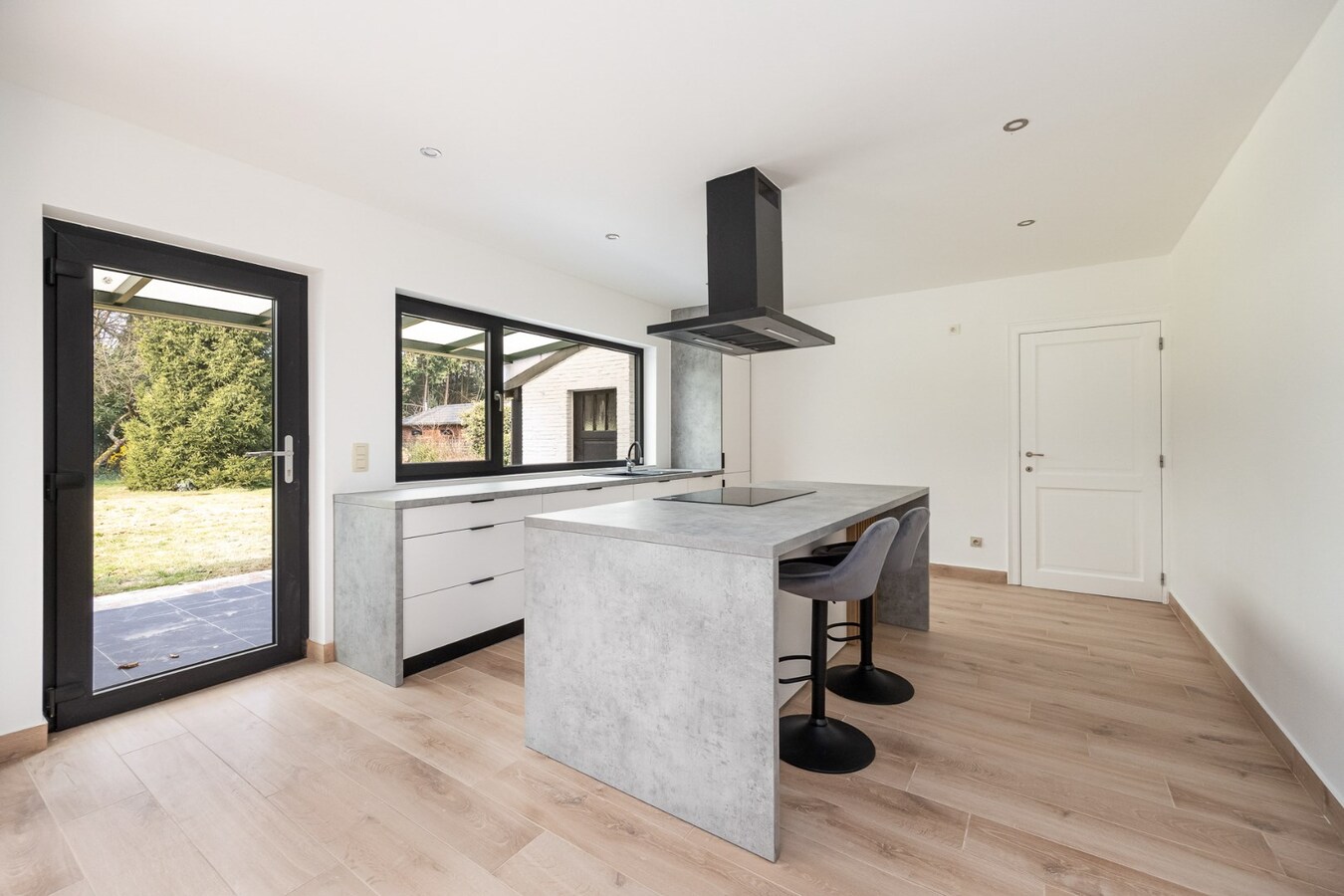 Landelijke, gerenoveerde woning met 4 slaapkamers op perceel van 2.322 m² 