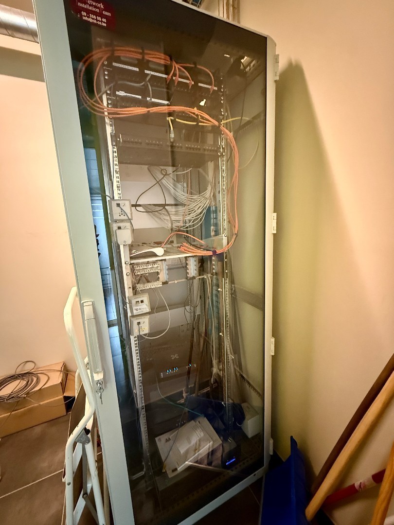 Modern handelpand/kantoor in centrum Oostakker (Gent) 