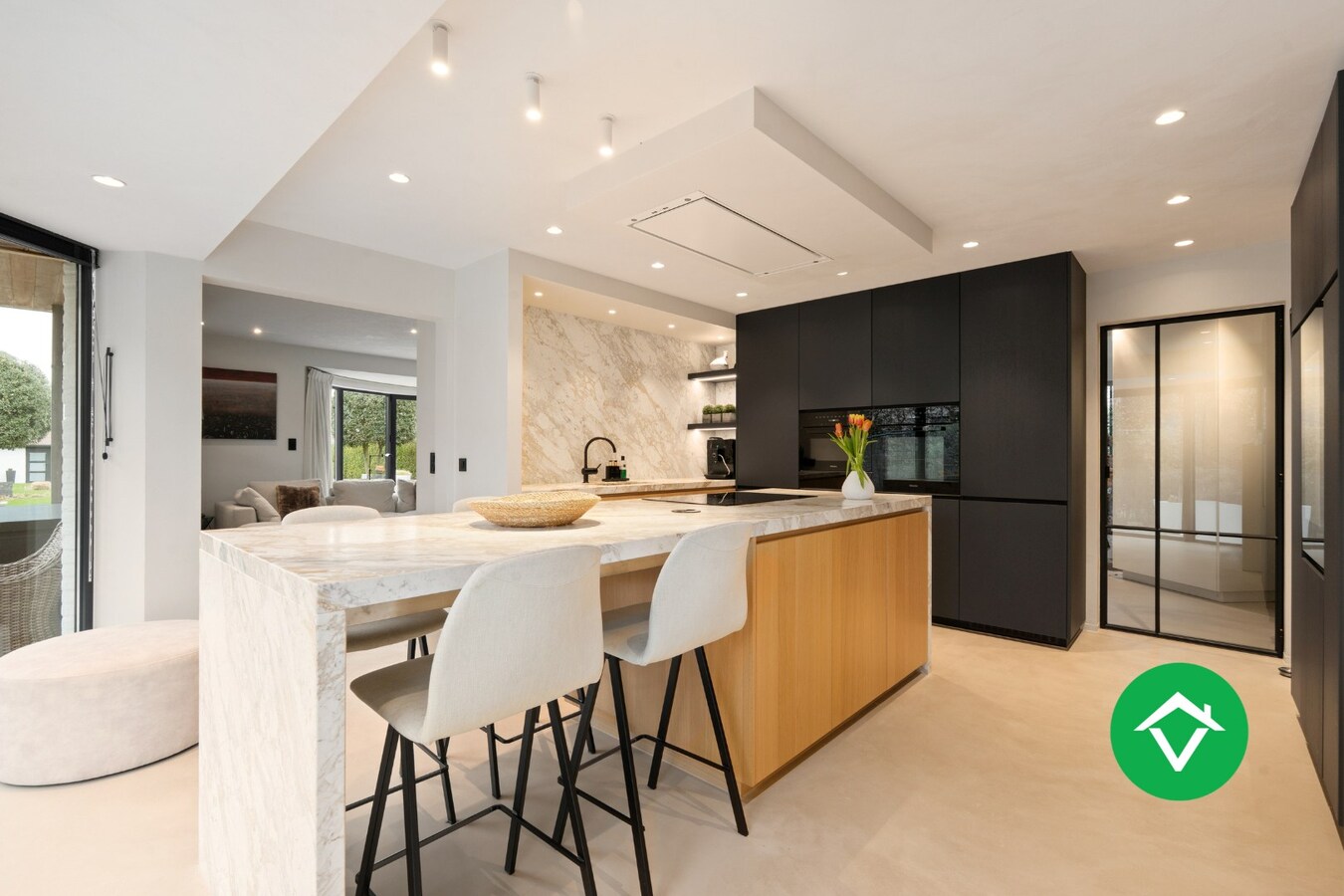 Stijlvolle alleenstaande villa met luxueus interieur en vier slaapkamers te Roeselare 