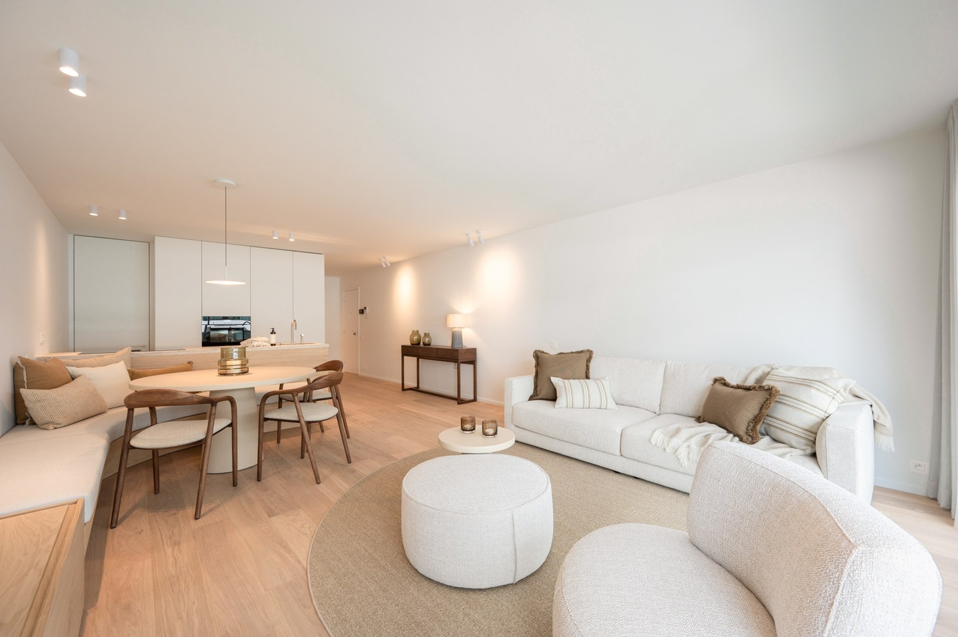Appartement exclusivement rénové avec 3 chambres à vendre près de la plage d'Albert et de la place de la Lumière. 