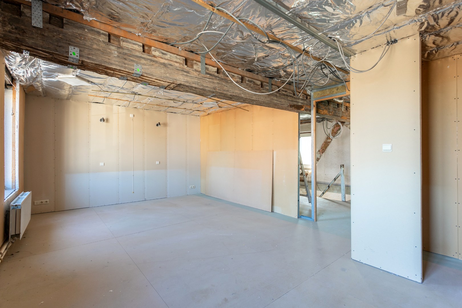 Te renoveren eigendom (317 m²) met veel potentieel, ruime tuin (6a 42ca) en dubbele achterliggende carport met toegang tot de achterliggende straat in Kester 
