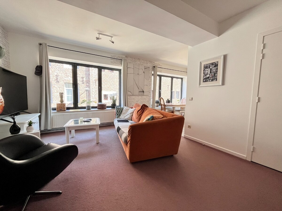 Comfortabel appartement op de 1ste verdieping van een kleinschalige residentie op een steenworp van de historische markt! 