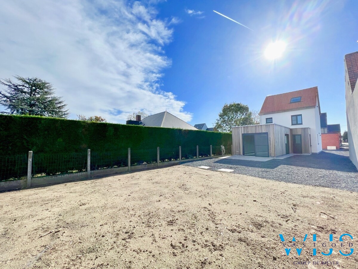 Volledig gerenoveerd woonhuis op 750m² in hartje Ertvelde ! 