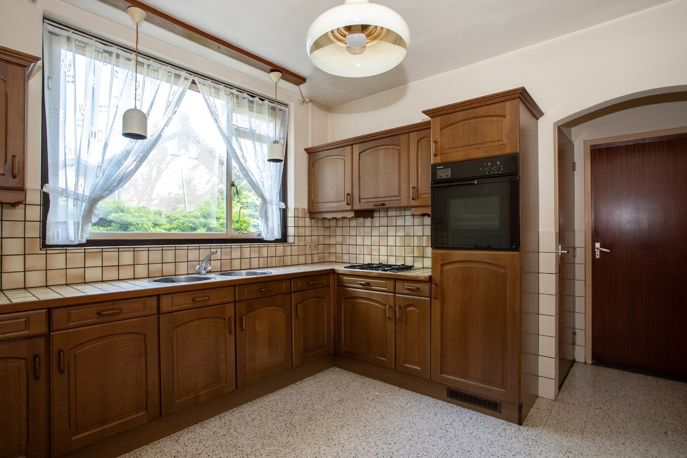 Vrijstaande woning gelegen op een rustige locatie op een kavel van maar liefst 450 m². 