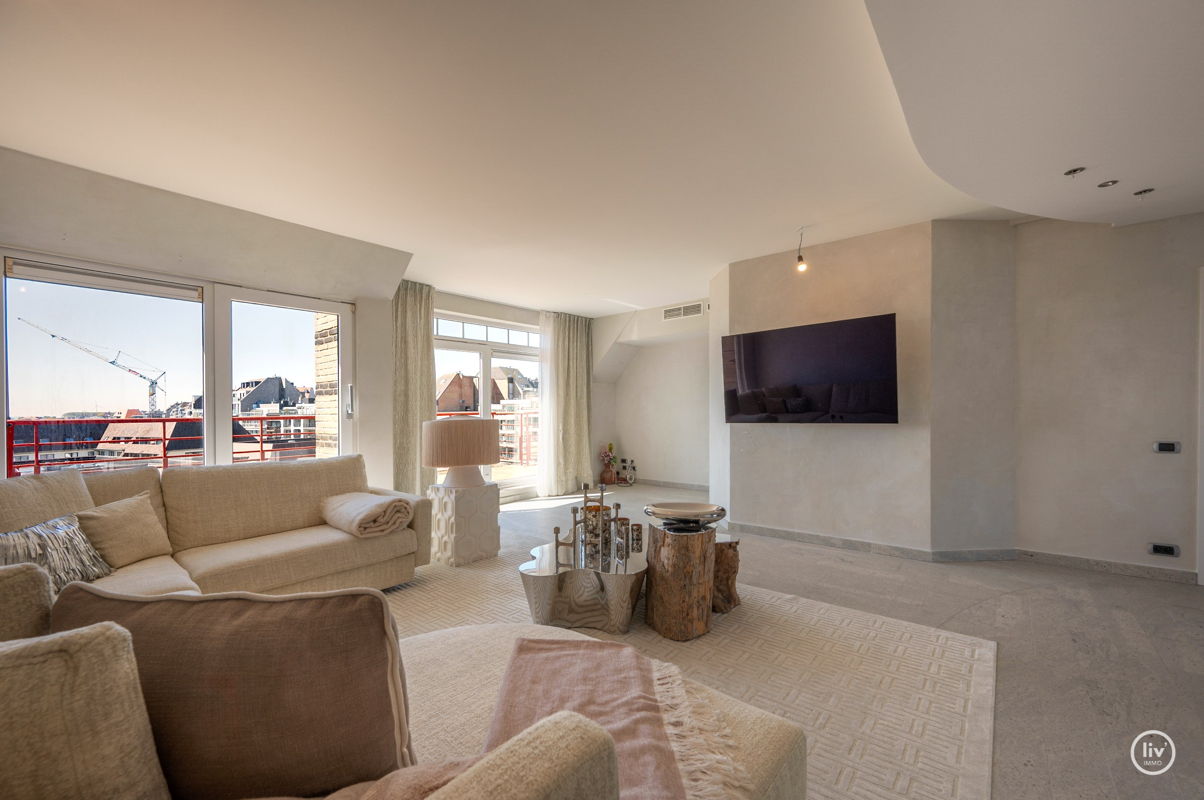 Prachtig en ruim 3-slaapkamerappartement met mooie terrassen en magnifiek open zicht alsook zeezicht.. 