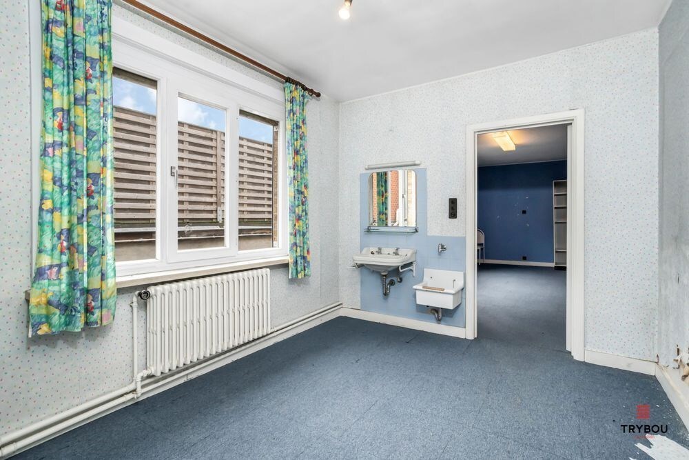 Uniek Handelspand met woonst op de Grote markt van Diksmuide. 