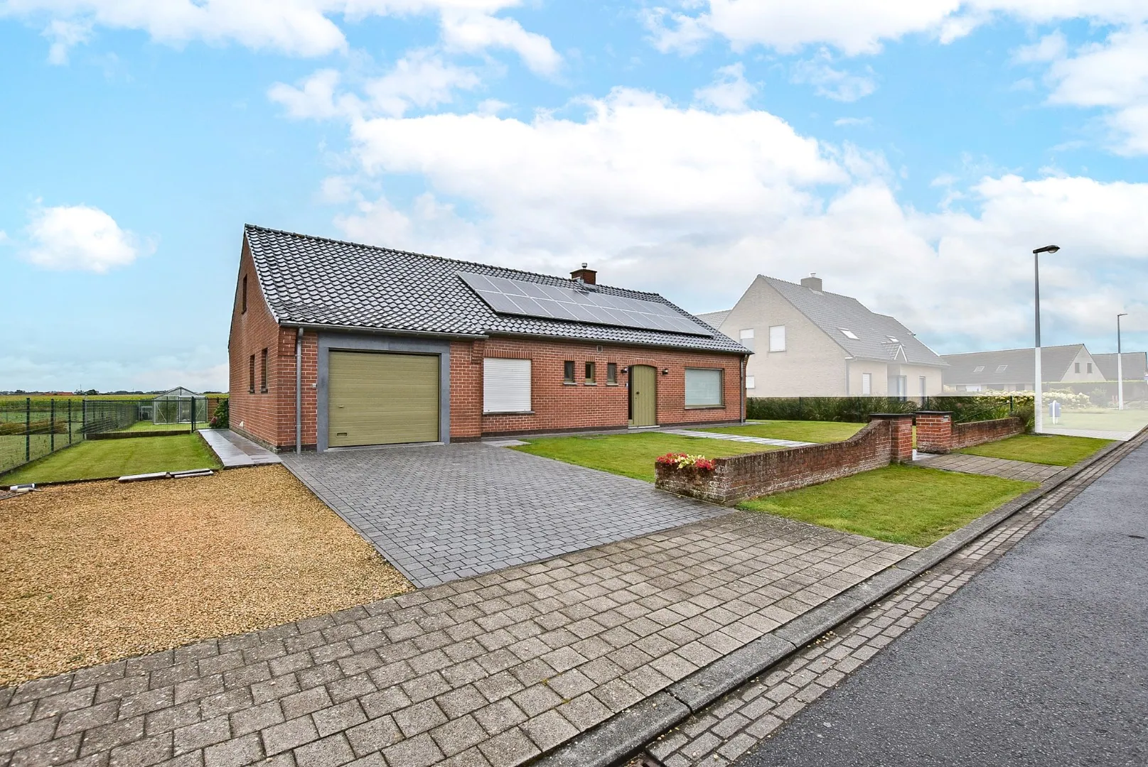 Instapklare alleenstaande woning op 1250 m² in centrum Merkem!
