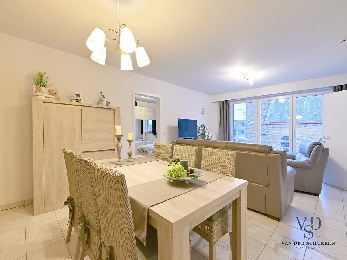 Tijdloos, ruim 1-slpk-appartement mét garage te centrum Gavere 