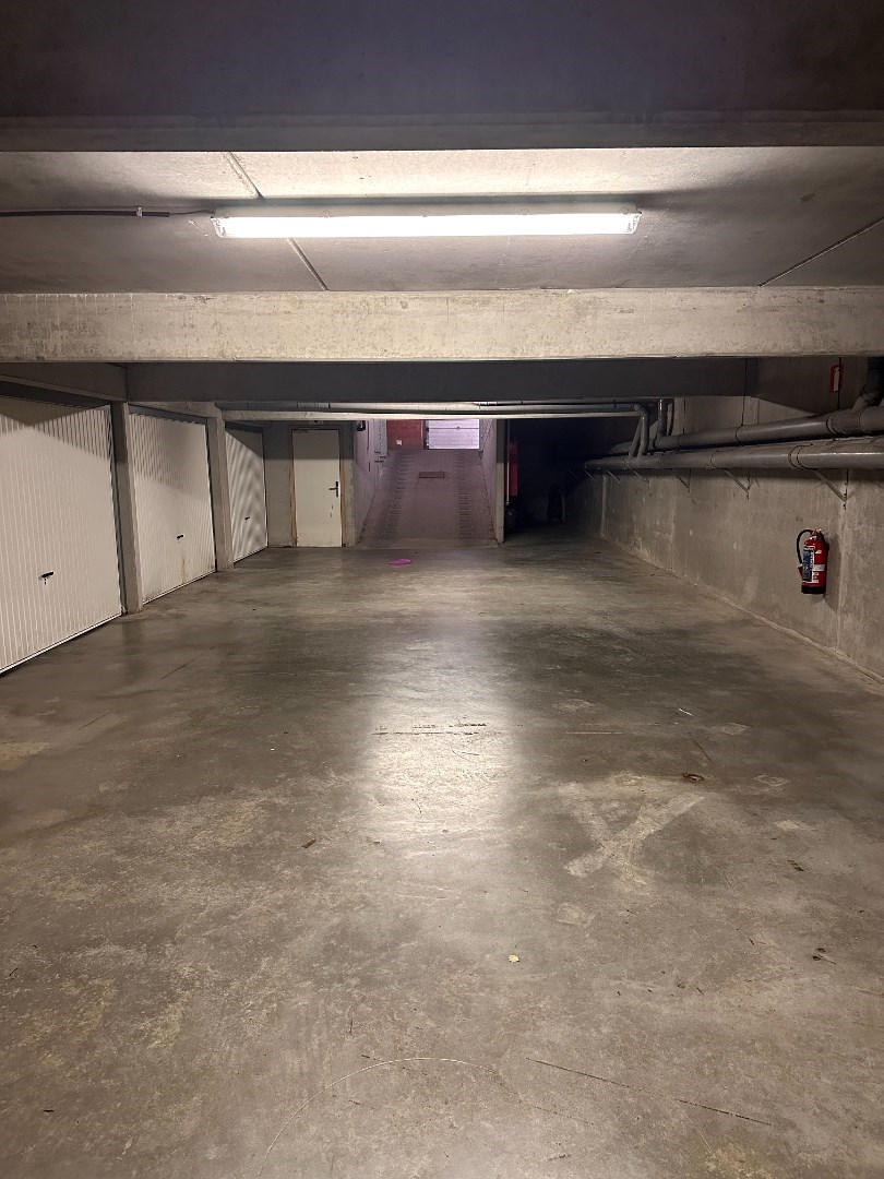 GARAGE BOX  OP TOPLIGGING - CENTRUM OOSTENDE ! 