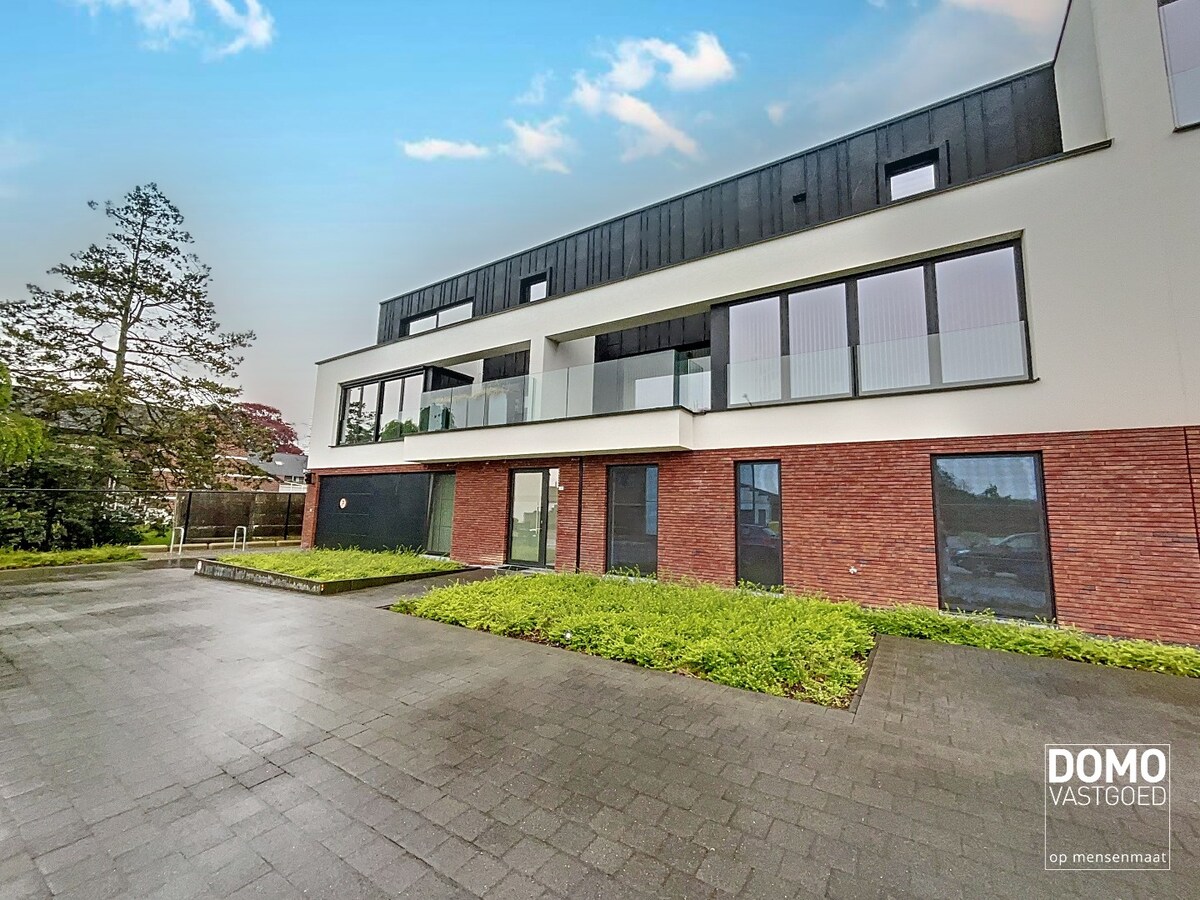 GELIJKVLOERS 1 SLAAPKAMER APPARTEMENT MET TUIN EN ONDERGRONDSE AUTOSTANDPLAATS GELEGEN TE SPALBEEK 