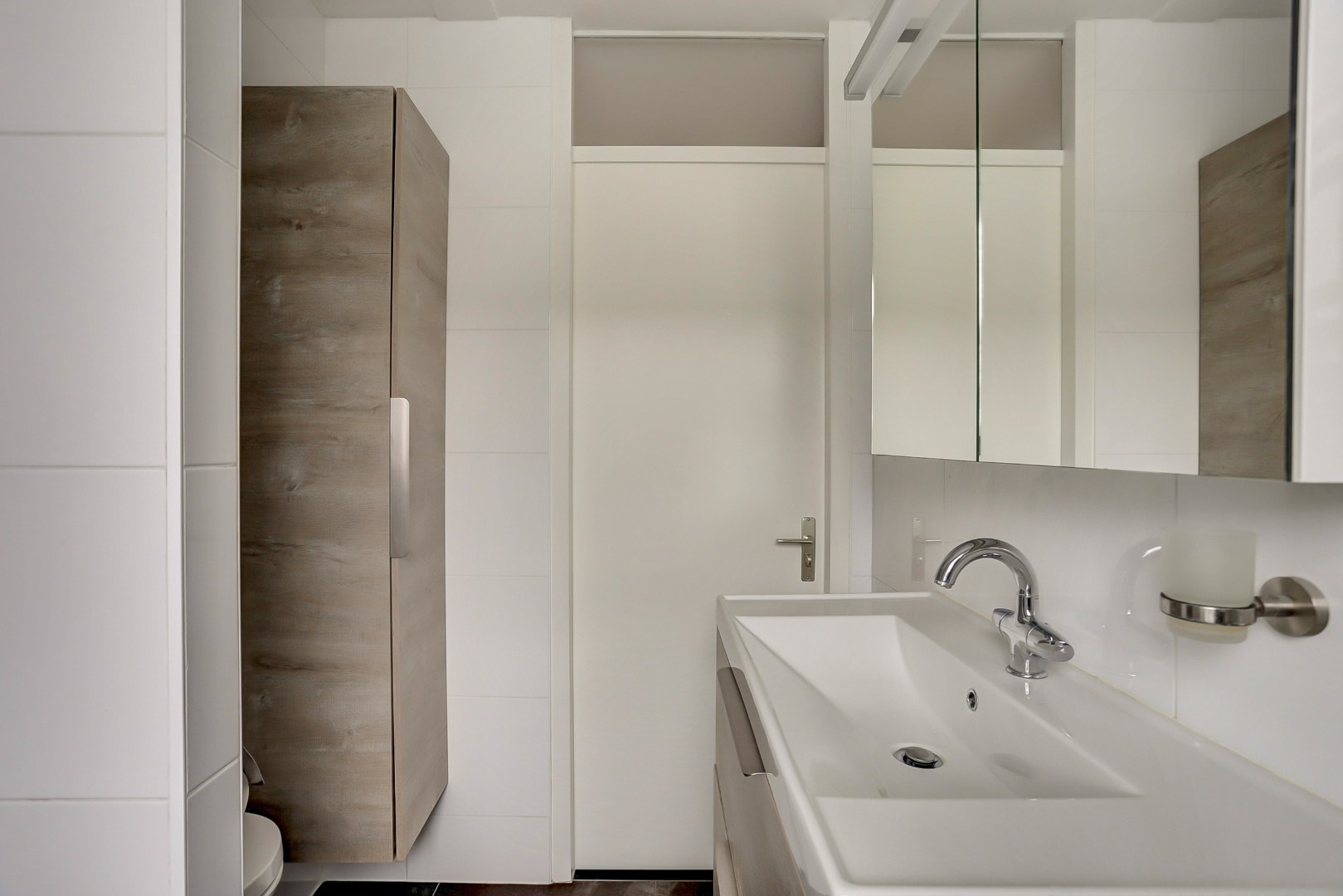 Ruime 5-kamer tussenwoning met inbouw keuken, moderne badkamer, 4 slaapkamers, ruime tuin gelegen op het zuidwesten. 