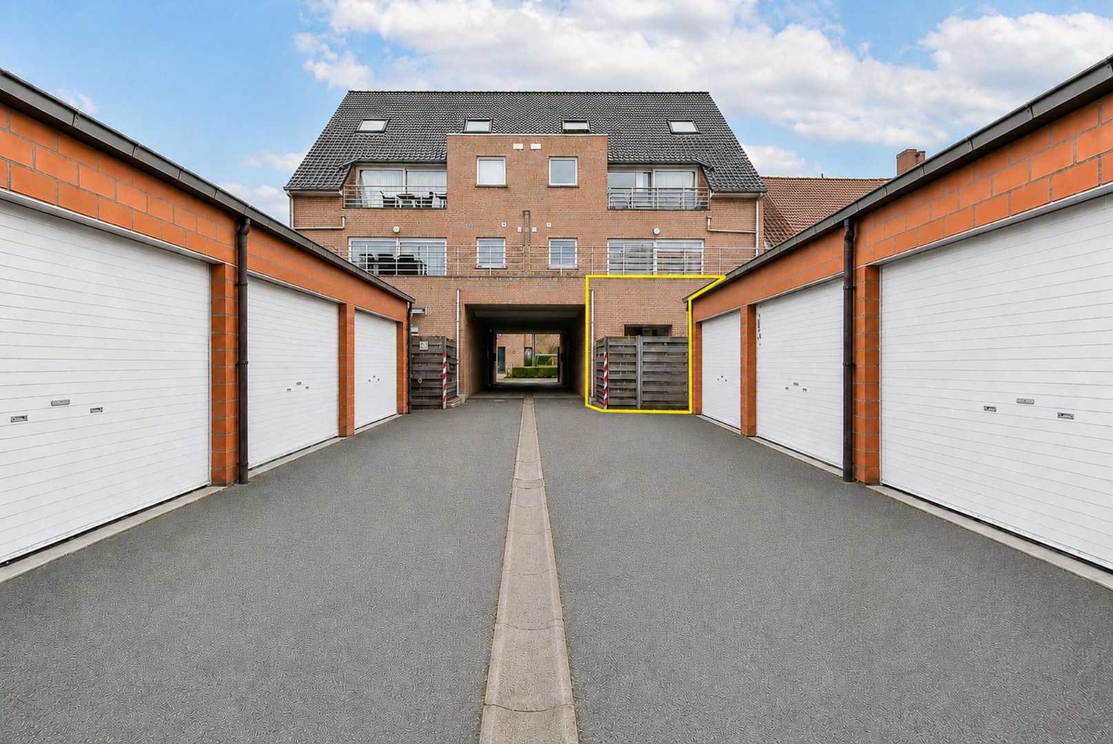 Instapklaar gelijkvloers appartement met twee slaapkamers en buitenkoer in centrum Gistel 