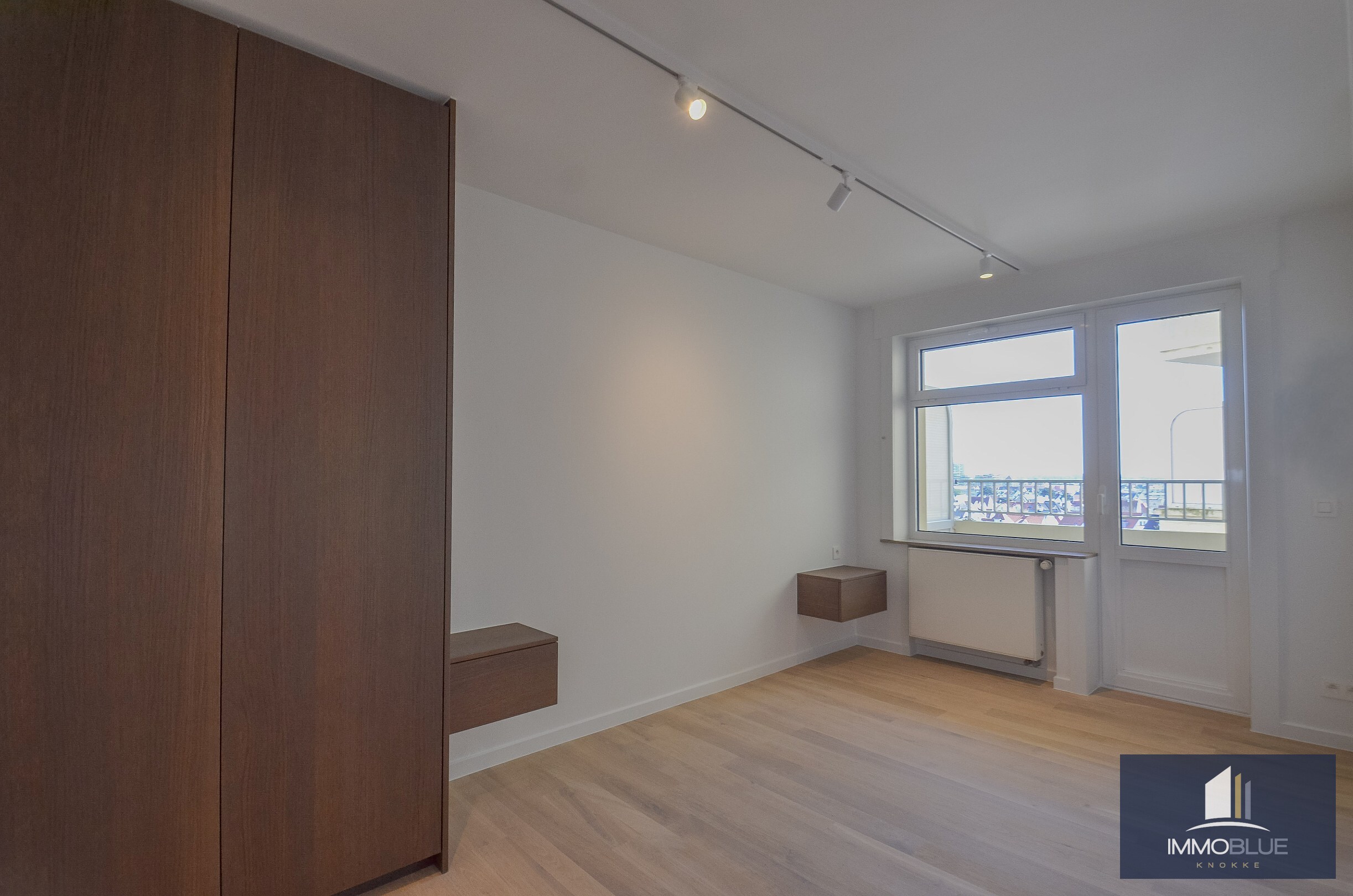 Exclusief – Stijlvol volledig gerenoveerd appartement met frontaal zeezicht. 