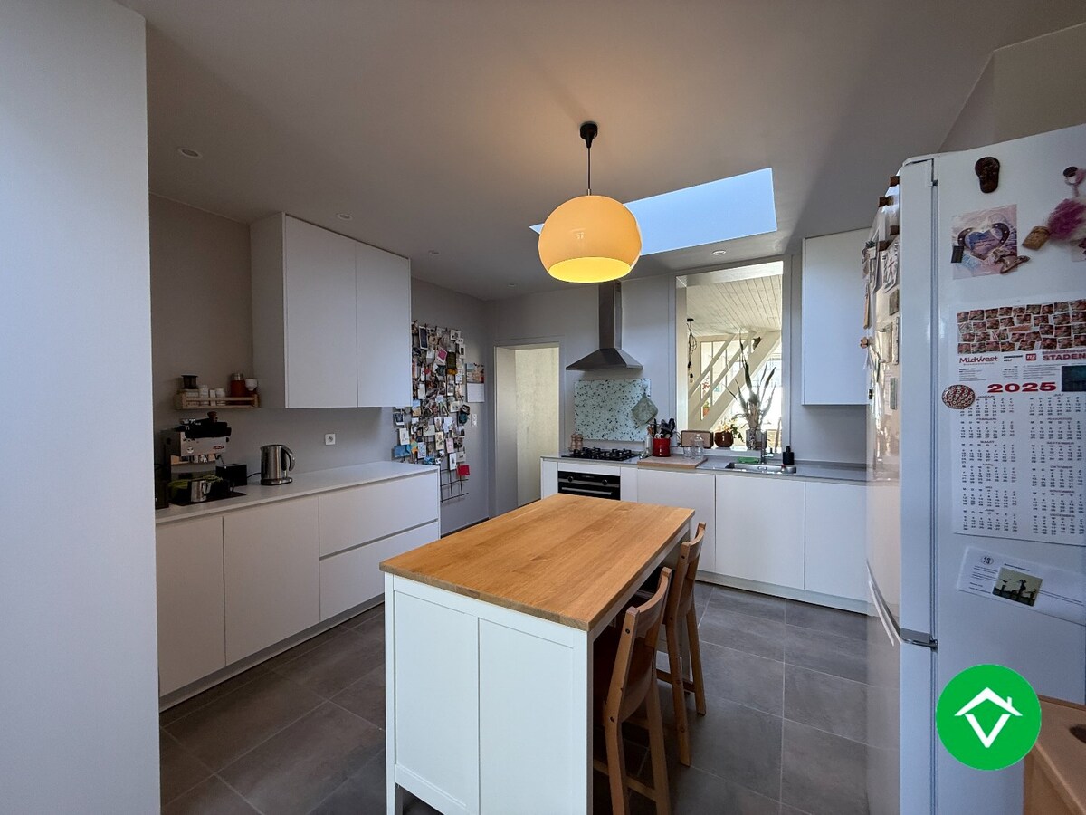 Centraal gelegen woning met 3 slaapkamers en aangename tuin te Roeselare! 