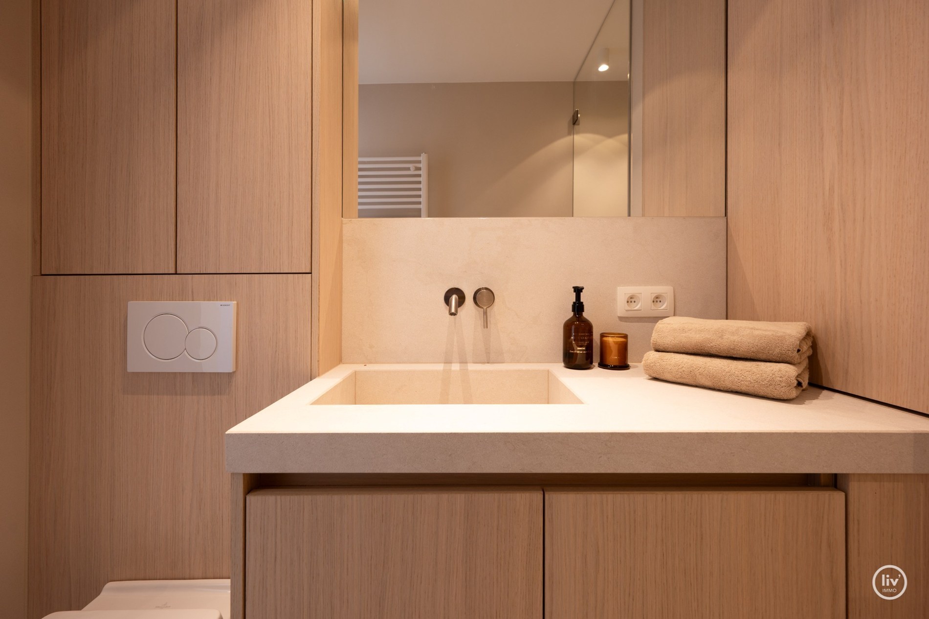 Gerenoveerd penthouse met 2 slaapkamers centraal gelegen op de August Dansestraat te Knokke. 