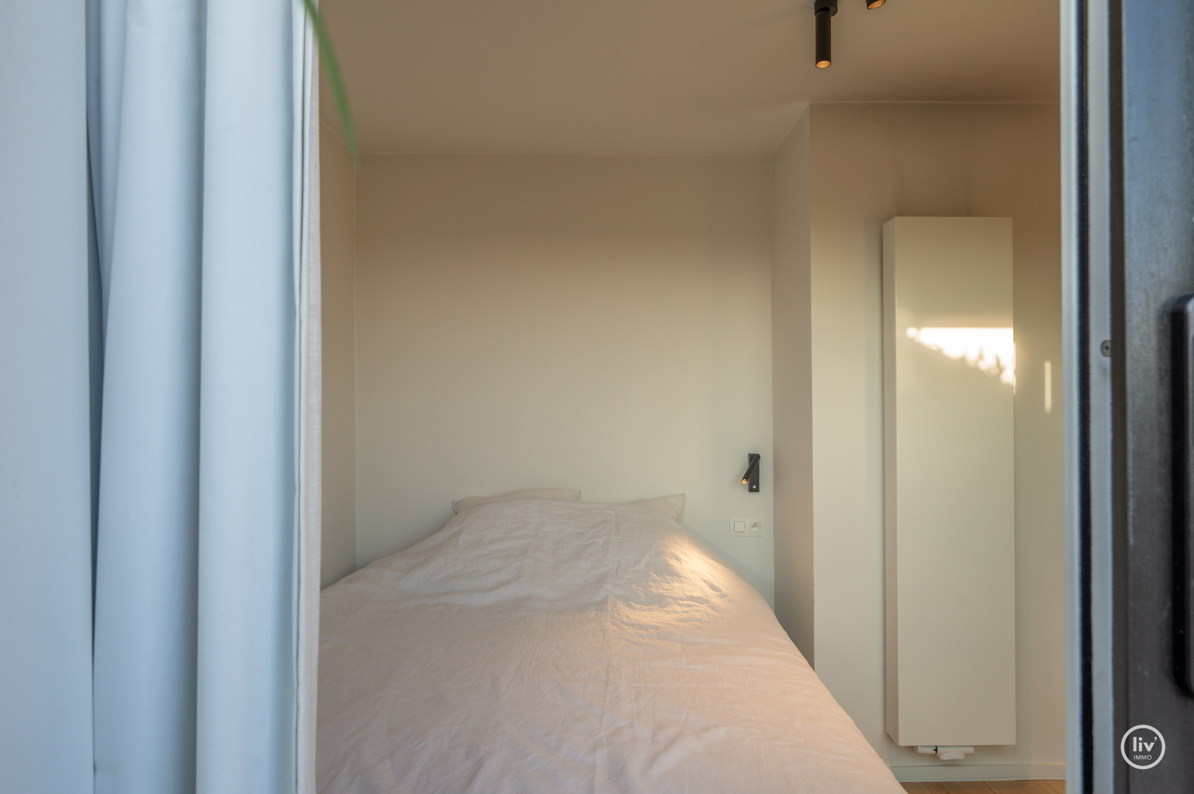 Voici la traduction en français :Appartement lumineux et également en penthouse, idéalement situé entre le Zoute et le centre commercial (possibilité d'acquérir une place de garage à proximité de l'ap 