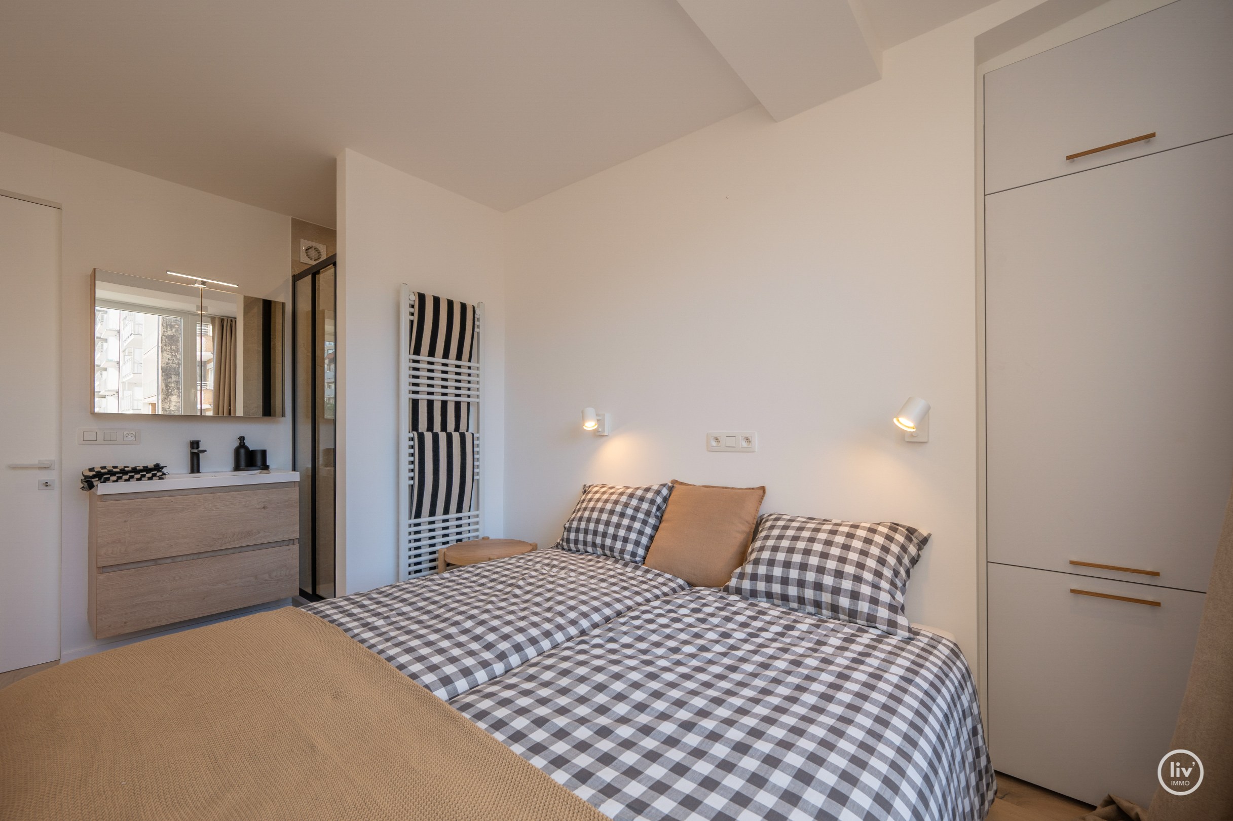 Prachtig gerenoveerd appartement nabij het Albertstrand met zijdelings zeezicht 