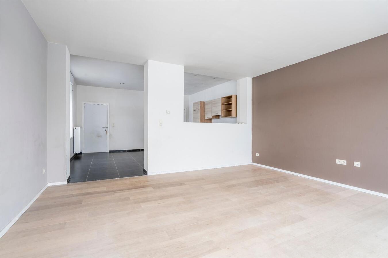 Landelijk gelegen, ruime halfopen woning met garage. 